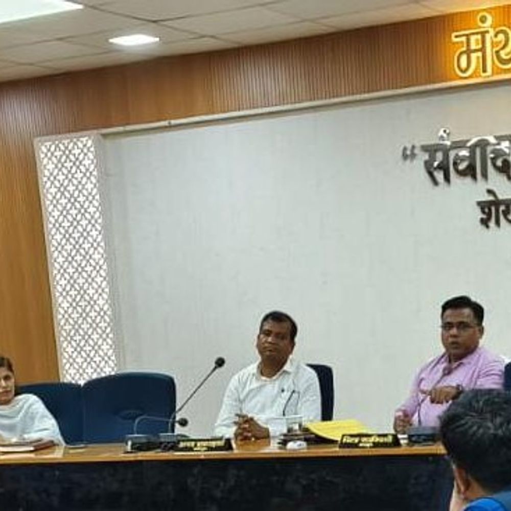 बाढ़ तैयारियों की मीटिंग में 2 इंजीनियर एब्सेंट:  शेखपुरा DM ने मांगी सफाई, गलत रिपोर्ट पर फटकार लगाई – Sheikhpura News