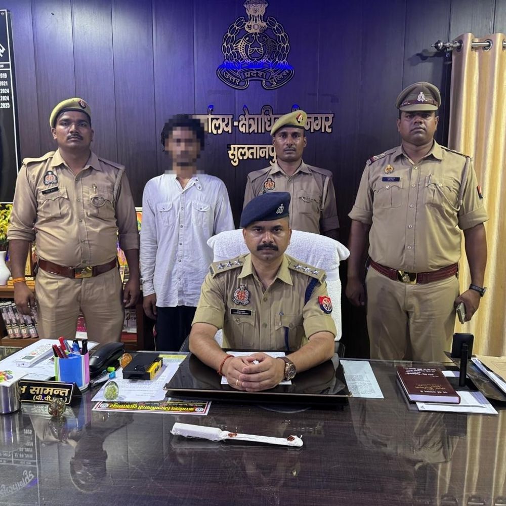 सुल्तानपुर पुलिस ने 25 हजार के इनामी अपराधी को पकड़ा:पेट्रोल पंप पर तेल भरवाते समय चाकू से हमला बोल किया था हत्या का प्रयास