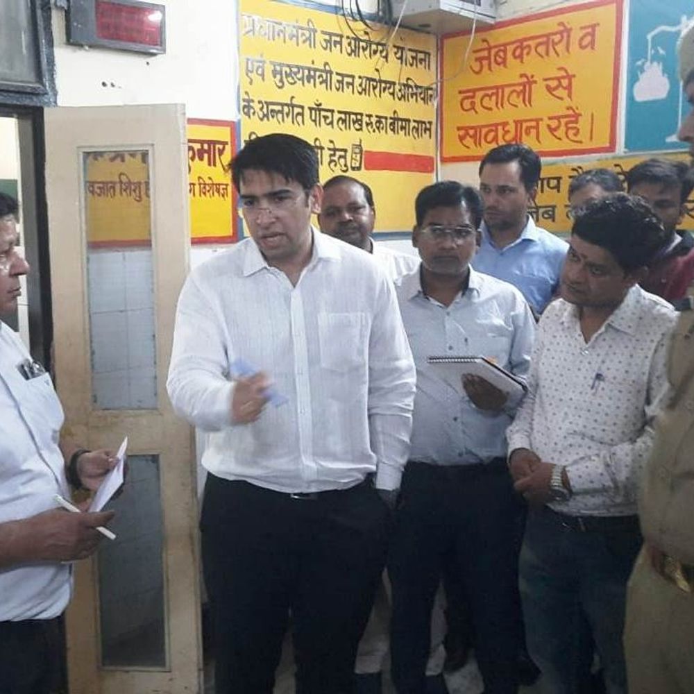 जिलाधिकारी ने जिला अस्पताल किया औचक निरीक्षण:व्यवस्थाओं का जायजा लिया, कमियां दूर करने के निर्देश दिए