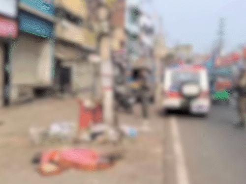 देवघर में सड़क किनारे मिला अज्ञात वृद्ध महिला का शव:  इलाके में भीख मांगकर करती थी जीवन यापन, नहीं हो सकी है पहचान – Deoghar News