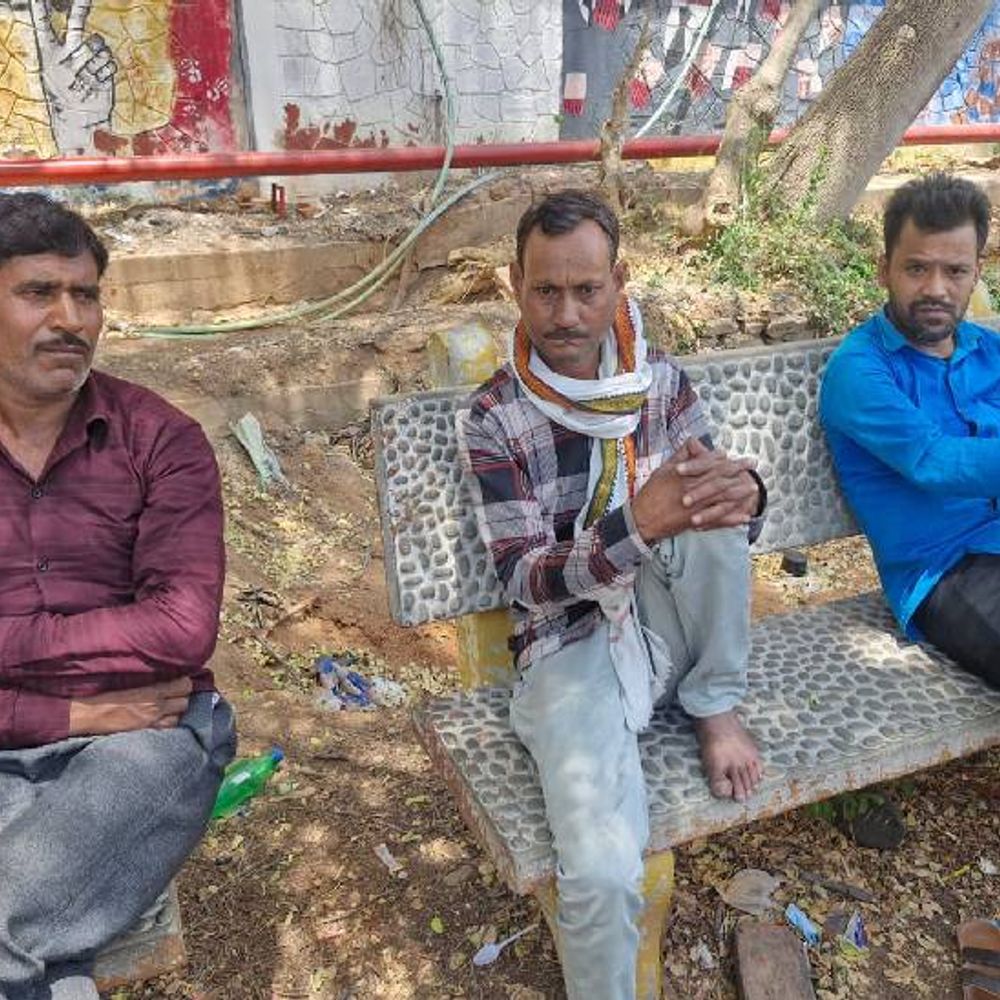 झांसी में युवक ने सुसाइड किया:घरवालों के साथ खाना खाने के बाद सोने गया, पत्नी कमरे में गई तो फंदे पर लटका था