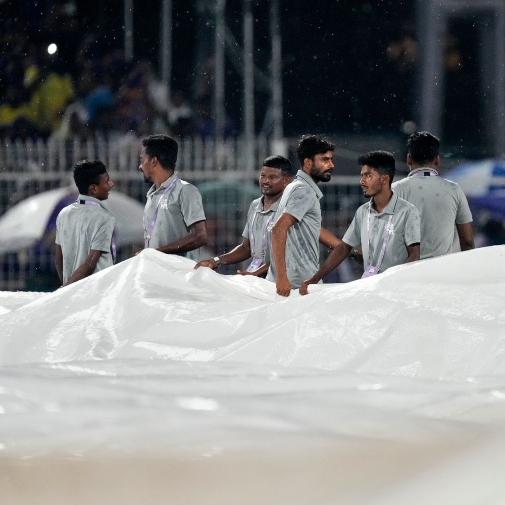 IPL- मुंबई-कोलकाता मैच में बारिश रुकी, कवर्स हटाए जा रहे:मुंबई के 4 बल्लेबाज आउट, सौरभ-ग्रीन को 2-2 विकेट; 8 ओवर के बाद स्कोर-57/4