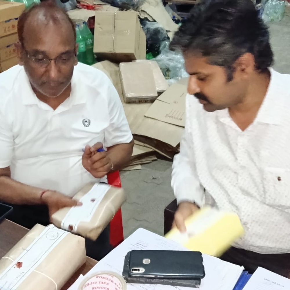 खाद्य विभाग की रेड, कई दुकानों से लिए सैंपल:आजमगढ़ में लस्सी से लेकर एनर्जी ड्रिंक तक की जांच, 13 नमूने लैब भेजे गए