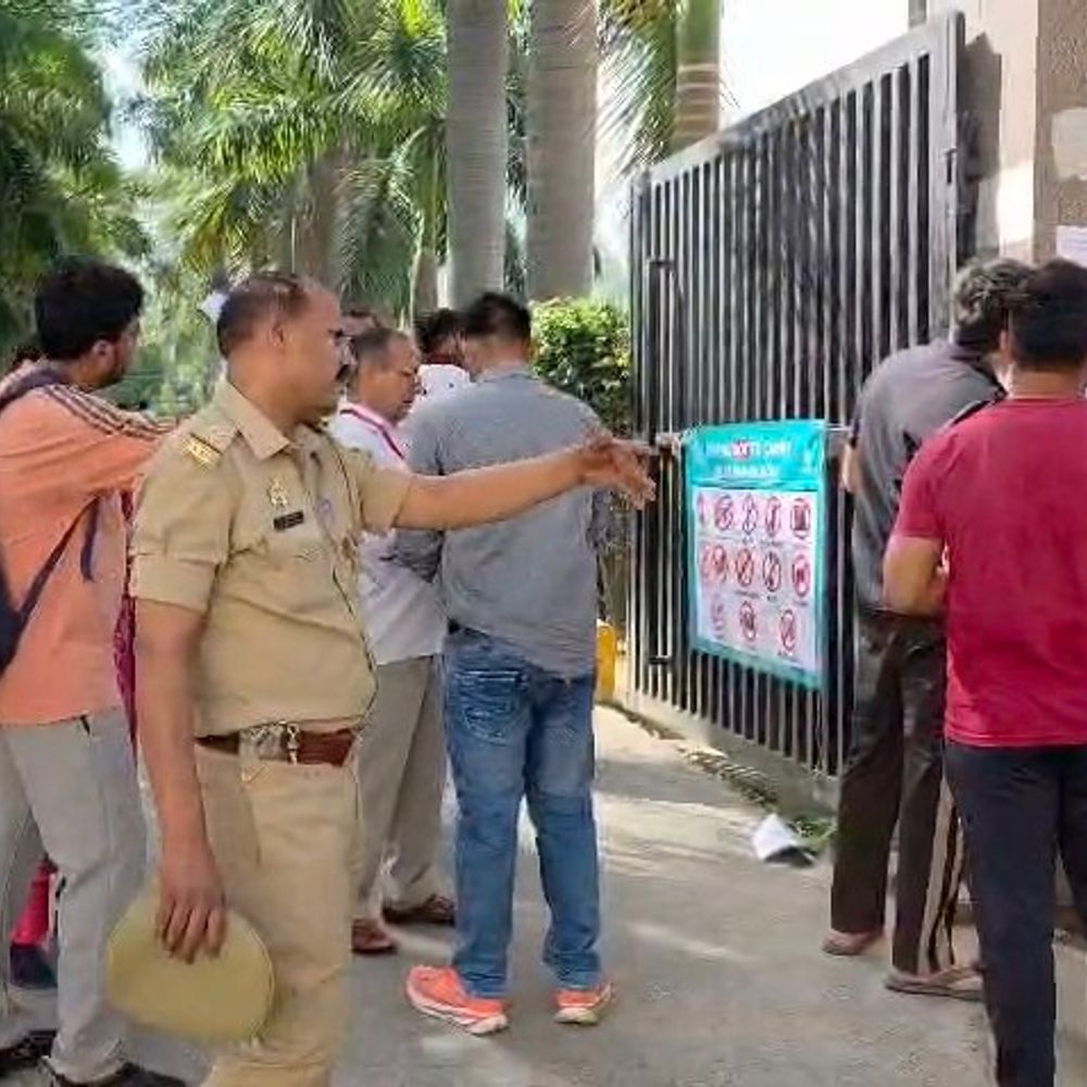मुजफ्फरनगर में 1,359 अभ्यर्थियों ने छोड़ी लेखपाल परीक्षा:15 केंद्रों पर 5649 अभ्यर्थी शामिल, प्रशासन ने नकलविहीन परीक्षा का दावा किया