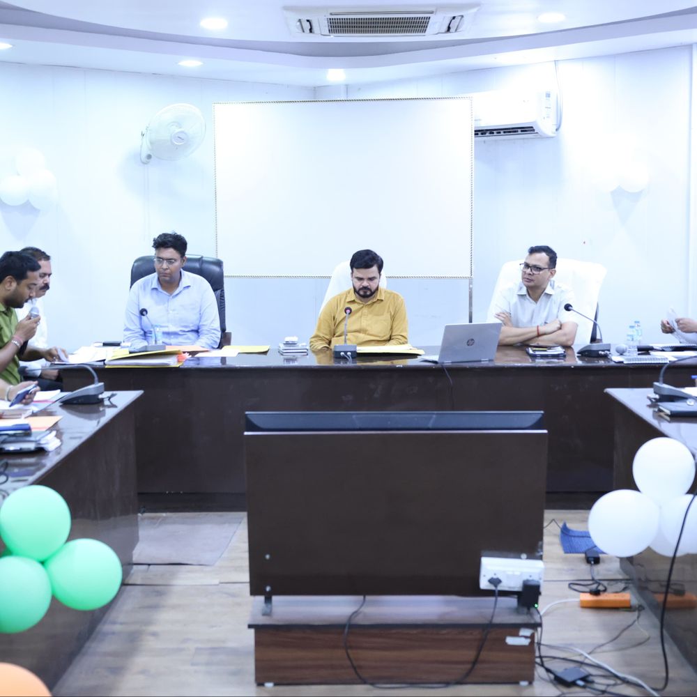 रामपुर डीएम ने आईजीआरएस शिकायतों के निस्तारण के दिए निर्देश:गुणवत्तापूर्ण और समयबद्ध समाधान के लिए जवाबदेही तय