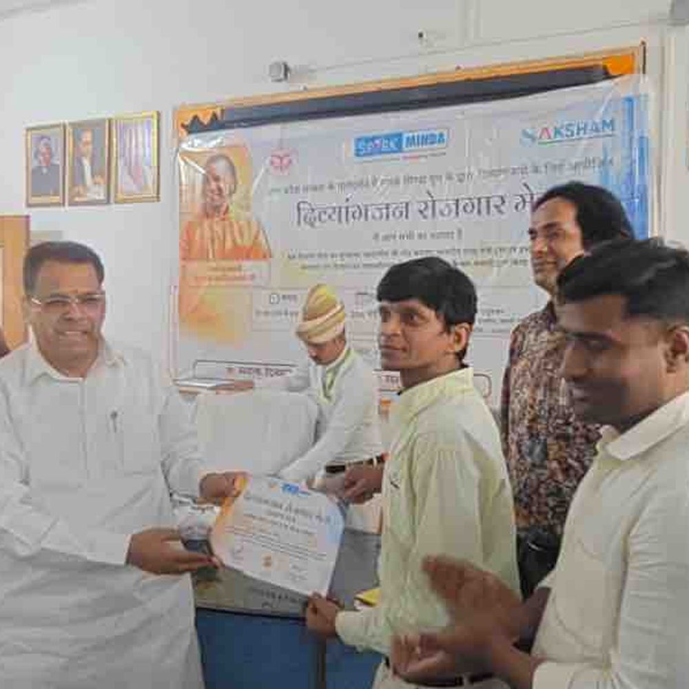 गाजियाबाद में दिव्यांगों को मिला रोजगार का सहारा:रोजगार मेले में मंत्री ने 13 दिव्यांगजन को बांटे नियुक्ति पत्र