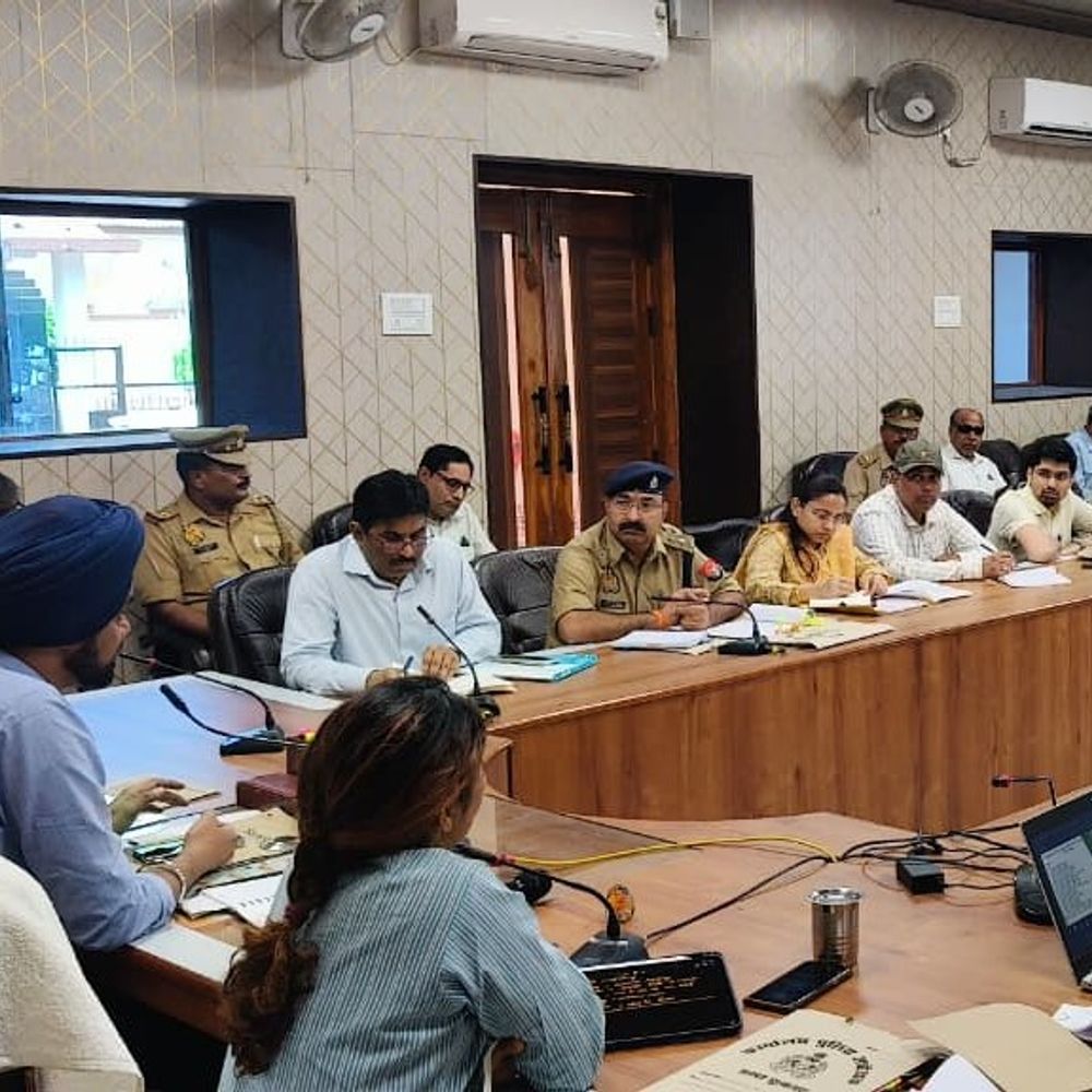 सुलतानपुर में DM बोले- NH-330 असुरक्षित मार्गों में शामिल:नो-एंट्री का सख्ती से पालन कराएं, सड़क सुरक्षा पर दें ध्यान