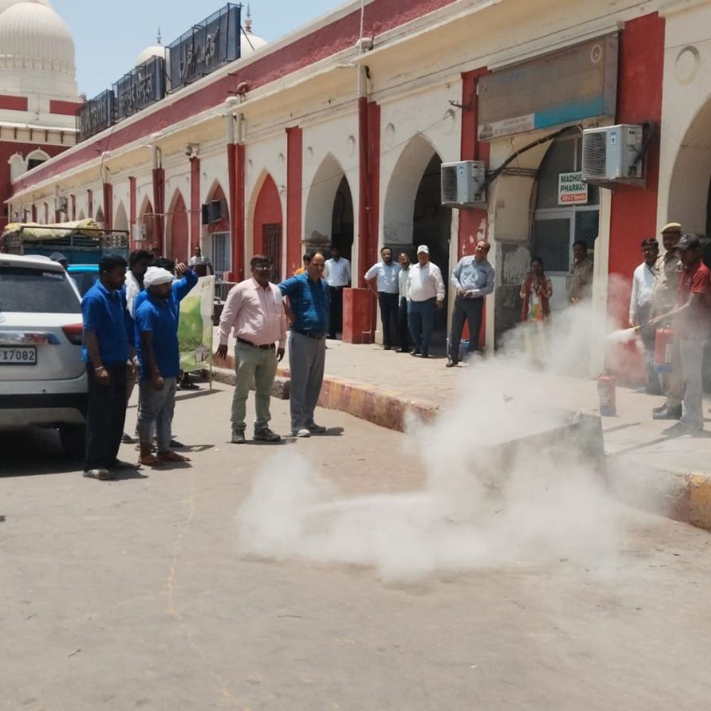 कानपुर सेंट्रल पर आग से निपटने की ट्रेनिंग:स्टेशन स्टाफ ने सीखी फायर फाइटिंग, लाइव मॉक ड्रिल में कर्मचारियों ने खुद बुझाई आग