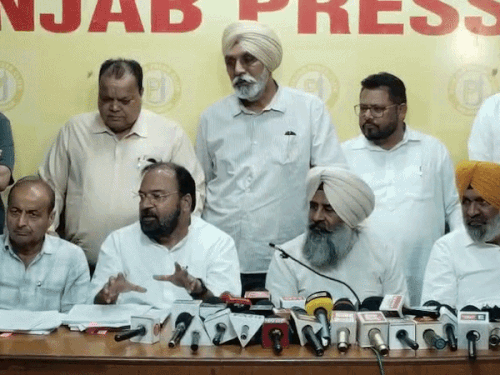 आदमपुर चुनाव वोटर लिस्ट में धांधली का आरोप:  कांग्रेस ने सरकार-प्रशासन को घेरा, खाली प्लॉट पर बनाए गए 24 वोट – Jalandhar News