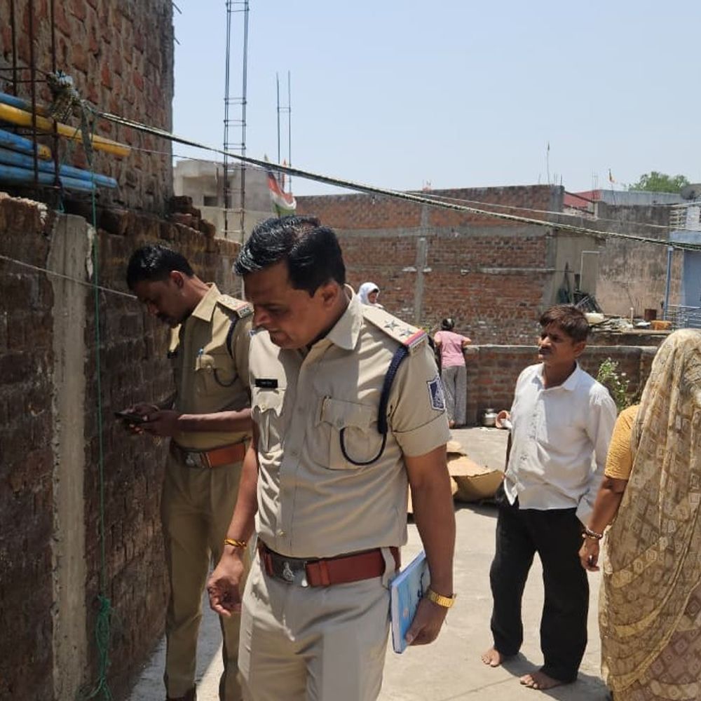 सागर में गहनों और नकदी से भरी पेटी चोरी:घर में सो रहा था परिवार, छत के रास्ते घुसे थे चोर, खाली पेटी और गुल्लक छोड़कर फरार