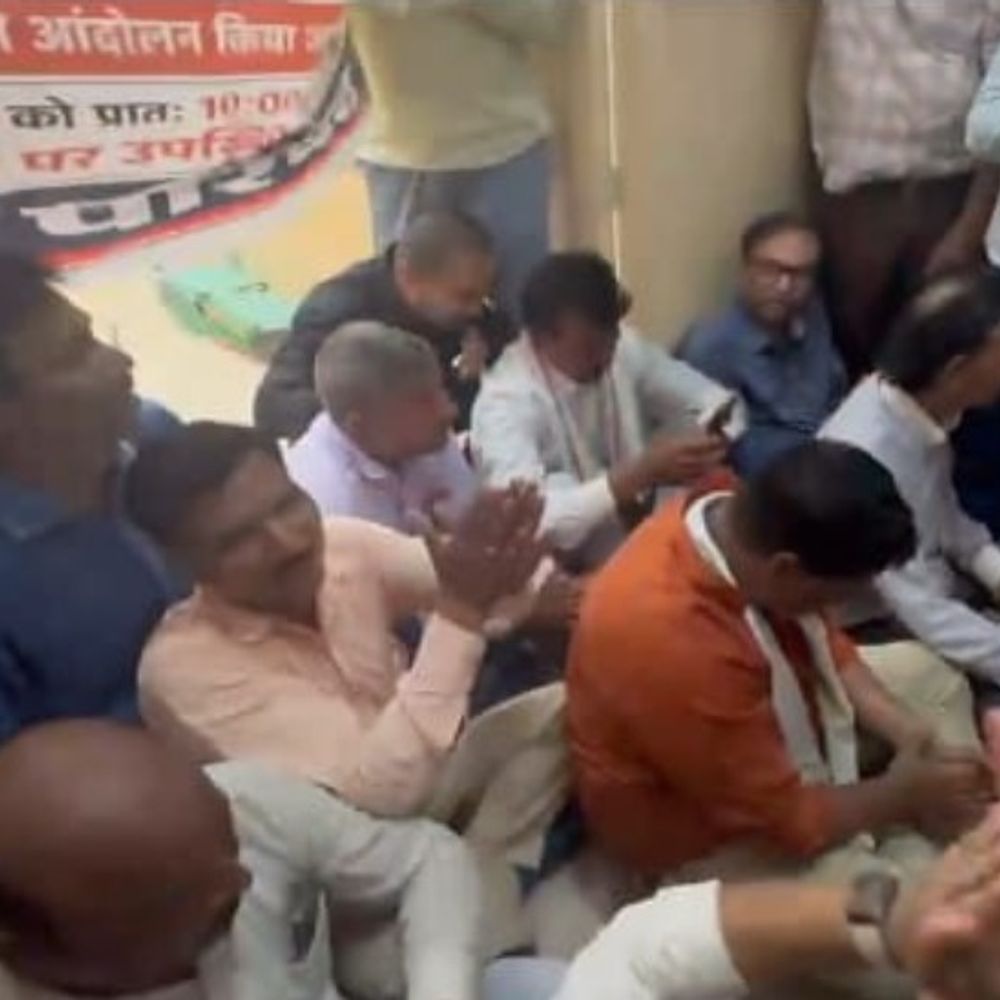 लखनऊ के KGMU में कर्मचारियों का हंगामा:रजिस्ट्रार ऑफिस का घेराव किया, जमकर हुई नारेबाजी