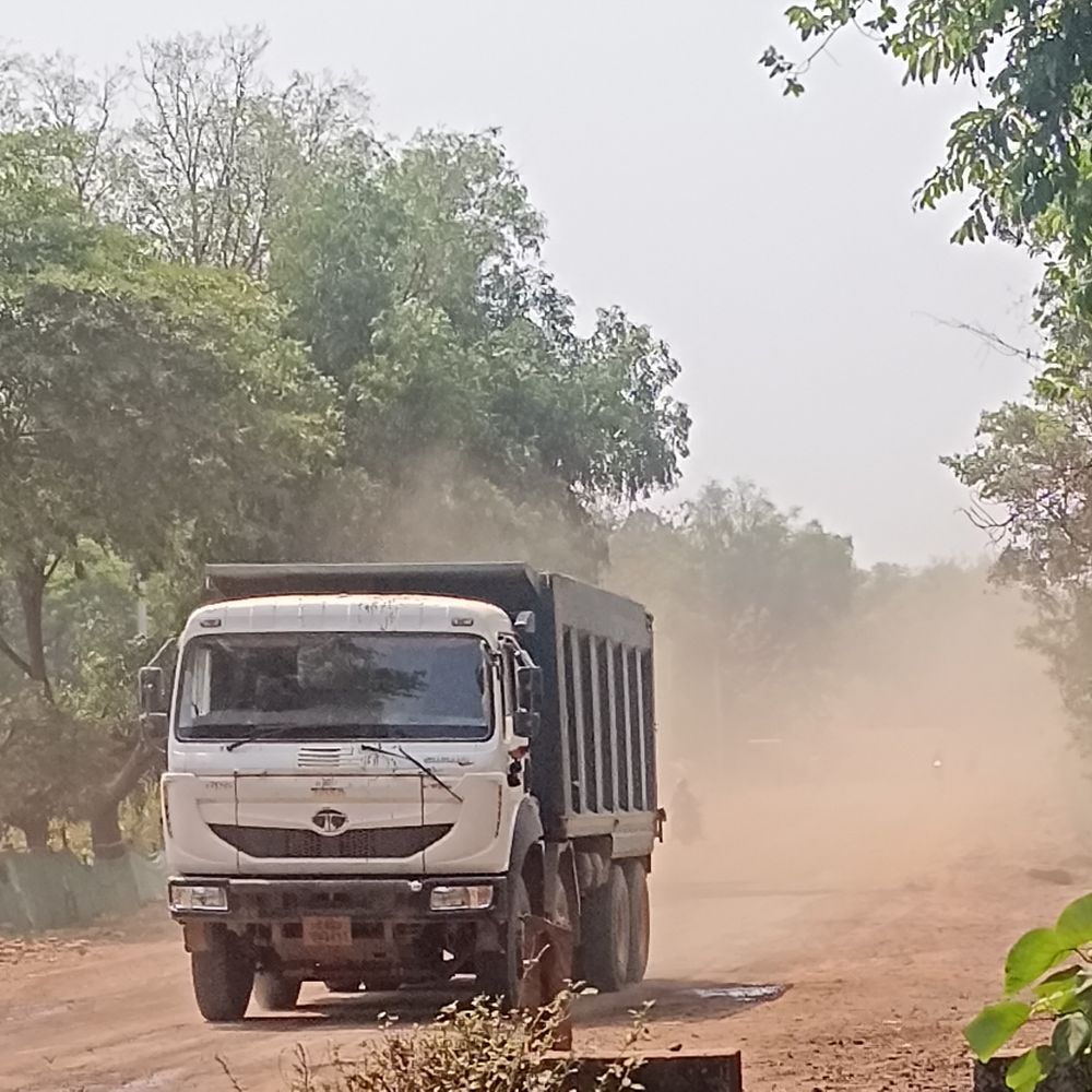 सड़क बनाने की वजह से उड़ रही धूल राहगीरों को इससे रोज हो रही परेशानी