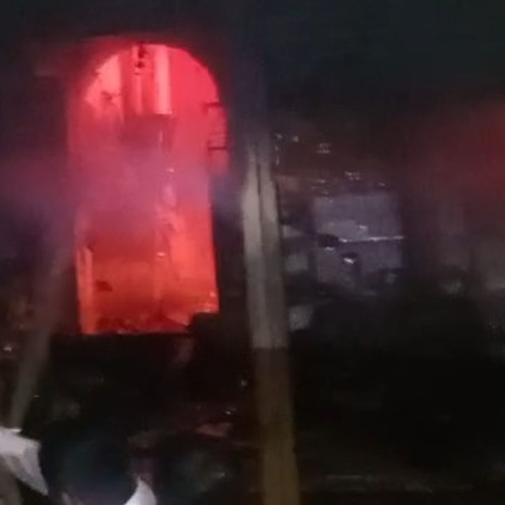 मथुरा में परचून की दुकान में लगी आग:सामान जलकर राख, फायर ब्रिगेड ने दो घंटे में पाया काबू