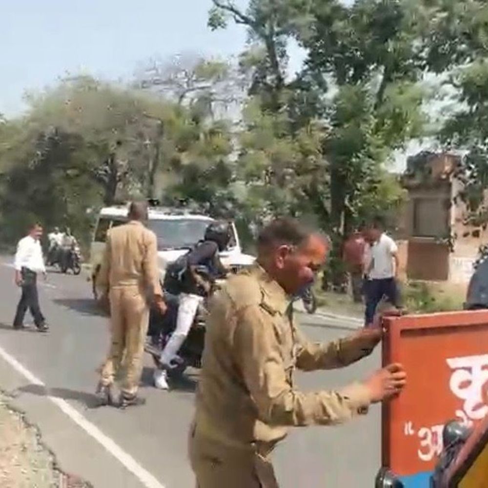 डंपर ने चेकिंग टीम को कुचलने की कोशिश की:ओवरलोड वाहन रोकने पर बैरियर तोड़ा, 2 लाख का जुर्माना