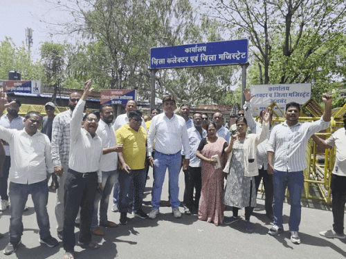 खाटू श्याम समिति की फॉरच्यूनर से हादसा मामला:  कलेक्ट्रेट पर हुआ प्रदर्शन, मृतक परिवार को न्याय देने की मांग, आंदोलन की दी चेतावनी – Ajmer News