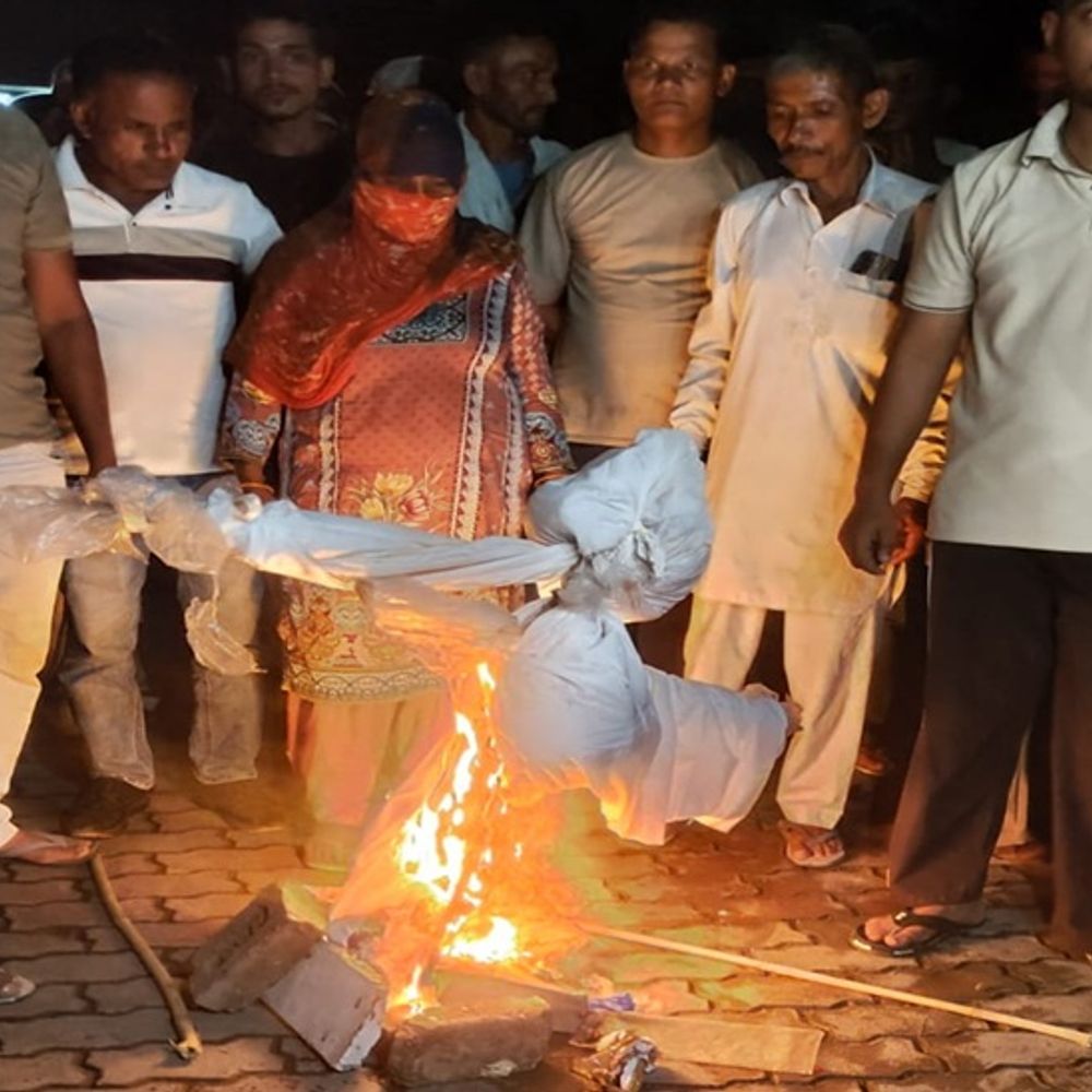 लापता नाबालिग के मामले में करनाल में हंगामा:  असंध थाना एसएचओ का पुतला फूंका,परिजनों ने अभद्र भाषा के आरोप लगाए, 18 मई को घर से निकली थी लड़की – Karnal News