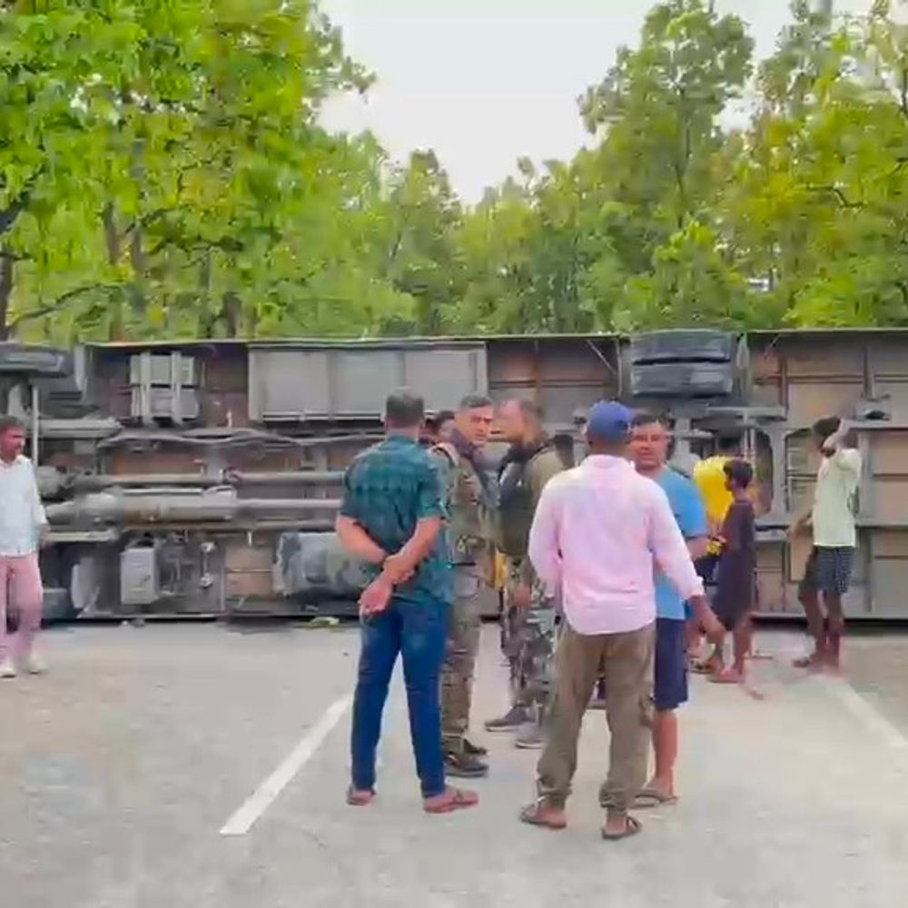 चतरा के हुरनाली जंगल में तेज रफ्तार AC बस पलटी:  घटना के वक्त बस में नहीं थी कोई सवारी, हजारीबाग-सिमरिया मार्ग पर हादसा; सड़क जाम – Chatra News