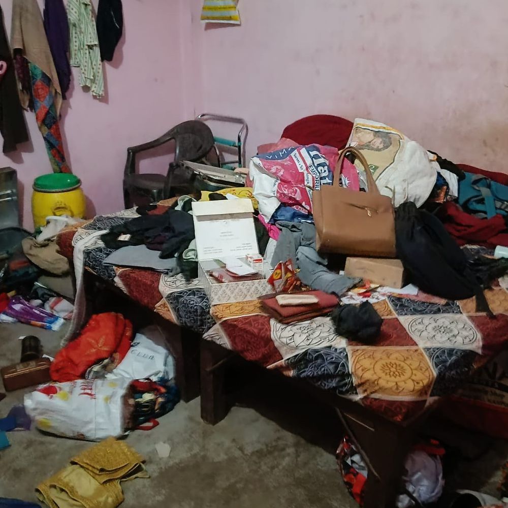 घाटमपुर के रेउना में घर से लाखों की चोरी:पीछे के दरवाजे का ताला तोड़कर घुसे चोर, मौके पर पहुंची पुलिस कर रही जांच