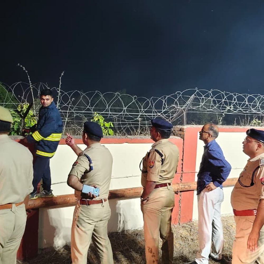 चित्रकूट के देवांगना पहाड़ में लगी आग:फायर ब्रिगेड ने 2 घंटे में पाया काबू, वन विभाग और प्रशासन ने भी किया सहयोग