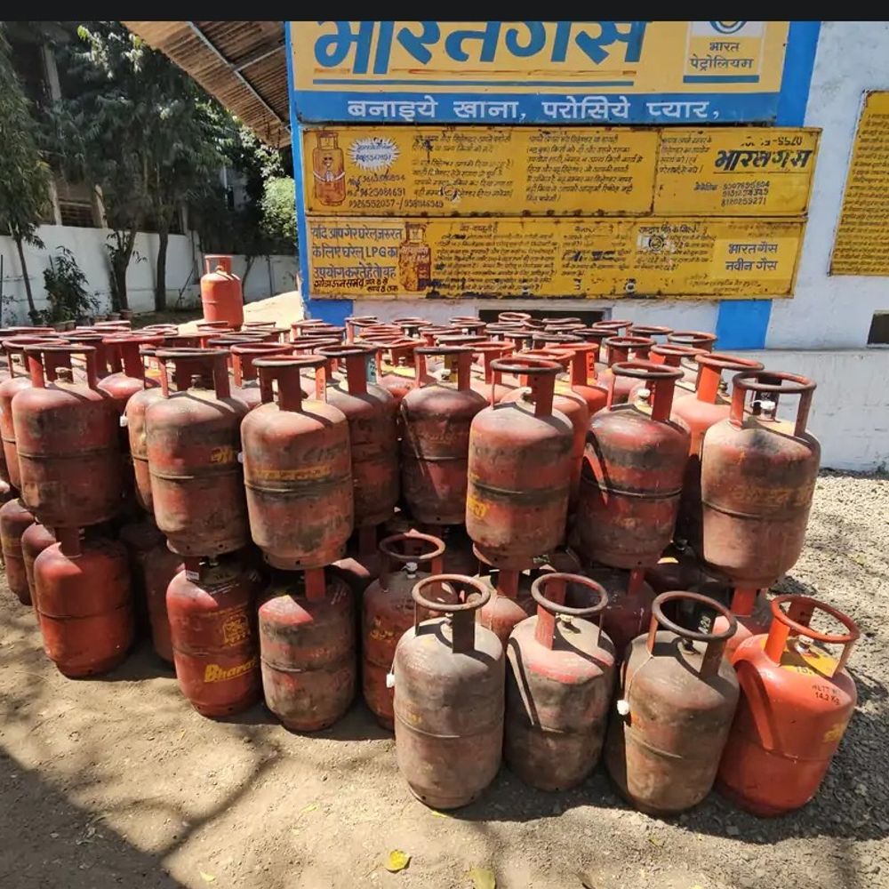 शाजापुर की नवीन गैस एजेंसी पर ₹17.84 लाख का जुर्माना:  घरेलू गैस वितरण में धांधली और अधिक वसूली पर खाद्य विभाग की कार्रवाई – shajapur (MP) News