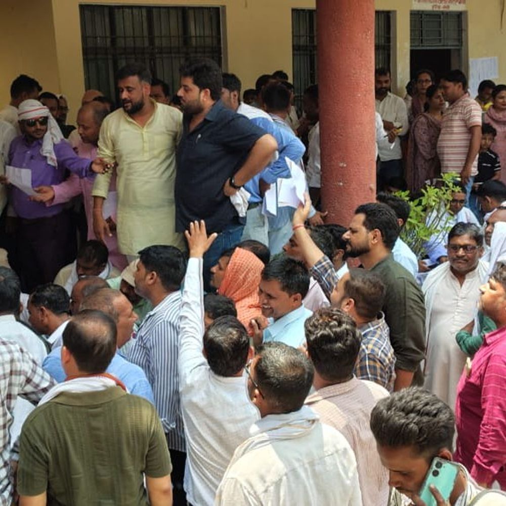 जनगणना ड्यूटी आवंटन में मनमानी का आरोप:शिक्षकों ने किया प्रदर्शन, बस्ती तहसील परिसर में इक्ट्ठा हुए; एसडीएम ने दिया जांच का आश्वासन