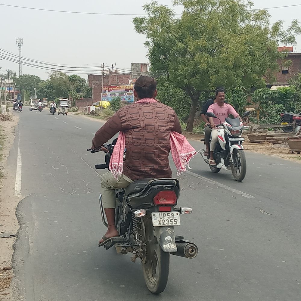 संतकबीरनगर में पारा 42 डिग्री, लोग बेहाल:सड़कों पर पानी छिड़काव की मांग, स्वास्थ्य विभाग ने किए इंतजाम