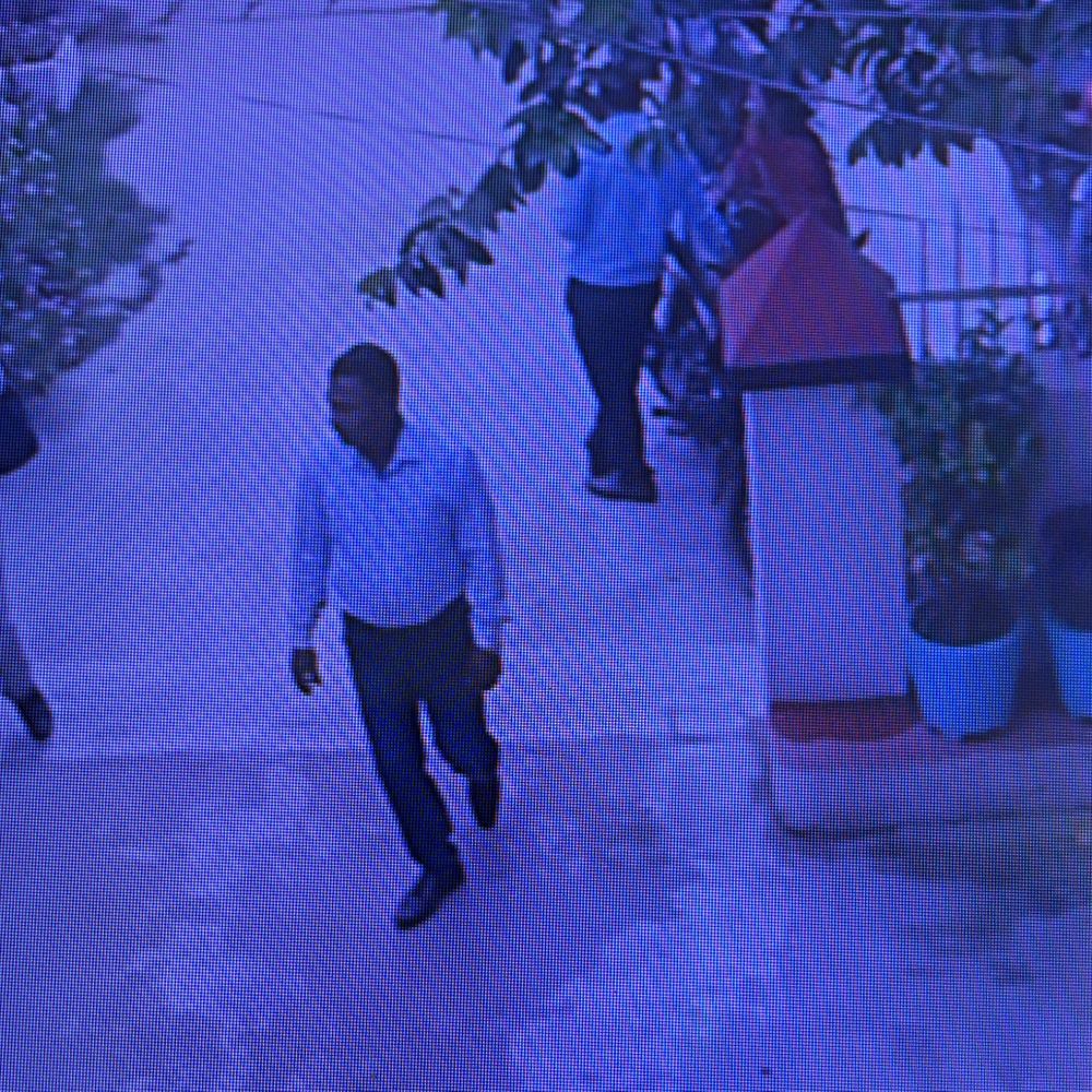 मधुबनी में डॉक्टर के क्लीनिक में दिनदहाड़े चेन स्नैचिंग:  अपराधियों ने गले से ढाई लाख की सोने की चेन छीनी, वारदात सीसीटीवी कैमरे में कैद – Madhubani News