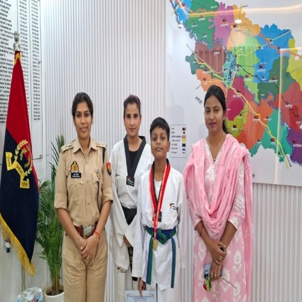 सुलतानपुर के कुशाग्र राव ने ताइक्वांडो में जीता गोल्ड:एसपी चारू निगम ने किया सम्मानित, प्रशिक्षिका अमीना बानो की सराहना की