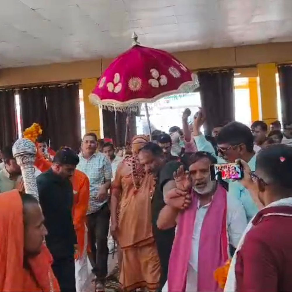 शंकराचार्य अविमुक्तेश्वरानंद प्रतापगढ़ पहुंचे, गौ संरक्षण का आह्वान किया:सनातन धर्म की रक्षा और गाय को राष्ट्रीय दर्जा देने की मांग