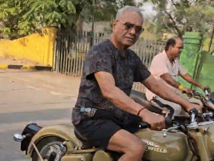बिना हेलमेट बुलेट चलाते दिखे विधायक हार्डिया:इंदौर में पूर्व मंत्री का बिंदास अंदाज चर्चा में, टी-शर्ट और कैपरी में दिखाई दिए