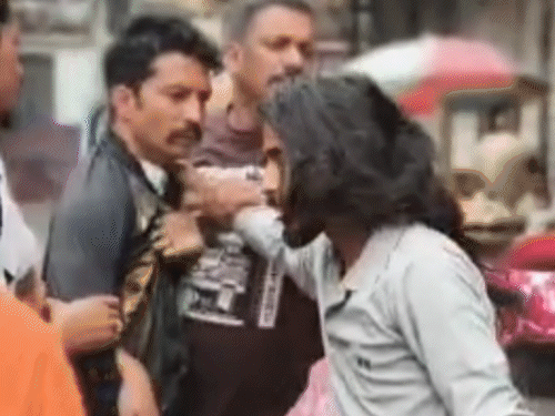 मंडी में रेहड़ी-फड़ी वालों की फाइट, VIDEO:  बीच सड़क पर जमकर हंगामा; एक व्यक्ति ने महिला के मुंह पर मारा मुक्का – Mandi (Himachal Pradesh) News