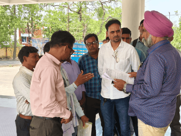 सेवा समाप्ति के विरोध में सड़कों पर उतरे पेसा मोबिलाइजर:तीन दिन में बहाली नहीं हुई तो 20 जिलों में प्रदेशव्यापी आंदोलन की चेतावनी