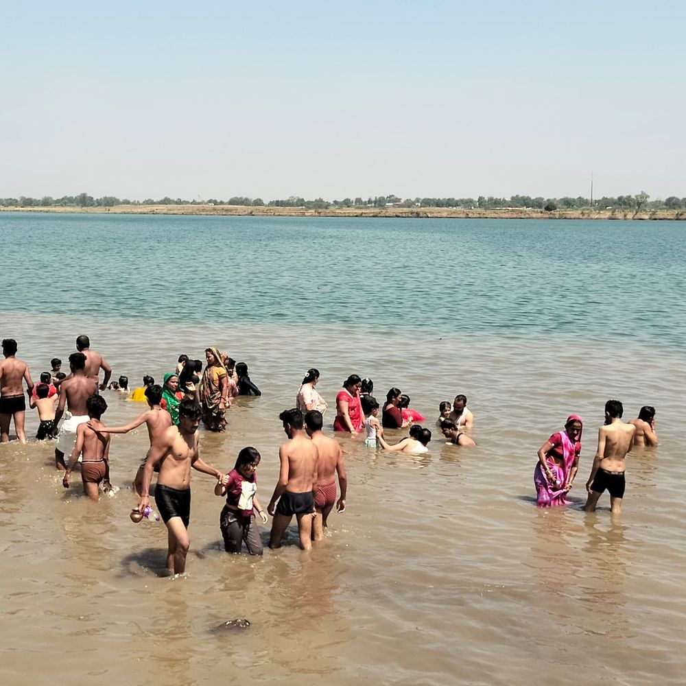 गर्मी से राहत पाने सुबह-शाम नर्मदा बैकवॉटर पहुंच रहे श्रद्धालु:  बड़वानी में पारा 43 डिग्री; तेज धूप से बचने के लिए गन्ने का रस पी रहे लोग – Barwani News
