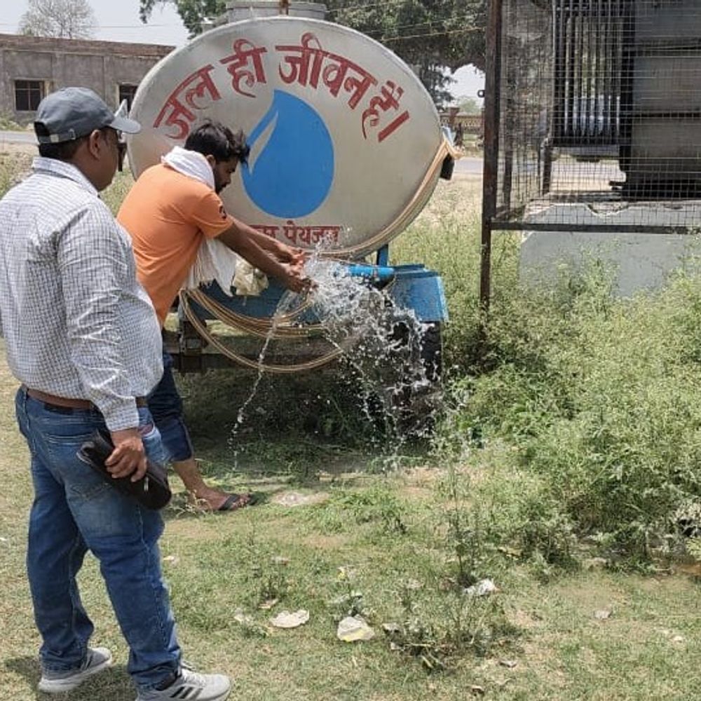 बिजली विभाग ने शुरू की 'वॉटर थेरेपी':अमेठी में भीषण गर्मी से तप रहे ट्रांसफार्मर, बिना रुके सप्लाई के लिए अर्थिंग में पानी