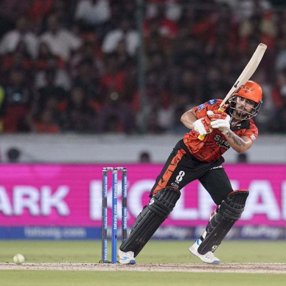 IPL- बेंगलुरु का दूसरा विकेट गिरा:वेंकटेश के बाद विराट आउट, स्कोर 74/2; हैदराबाद ने 256 का टारगेट दिया, तीन बल्लेबाजों ने अर्धशतक लगाए