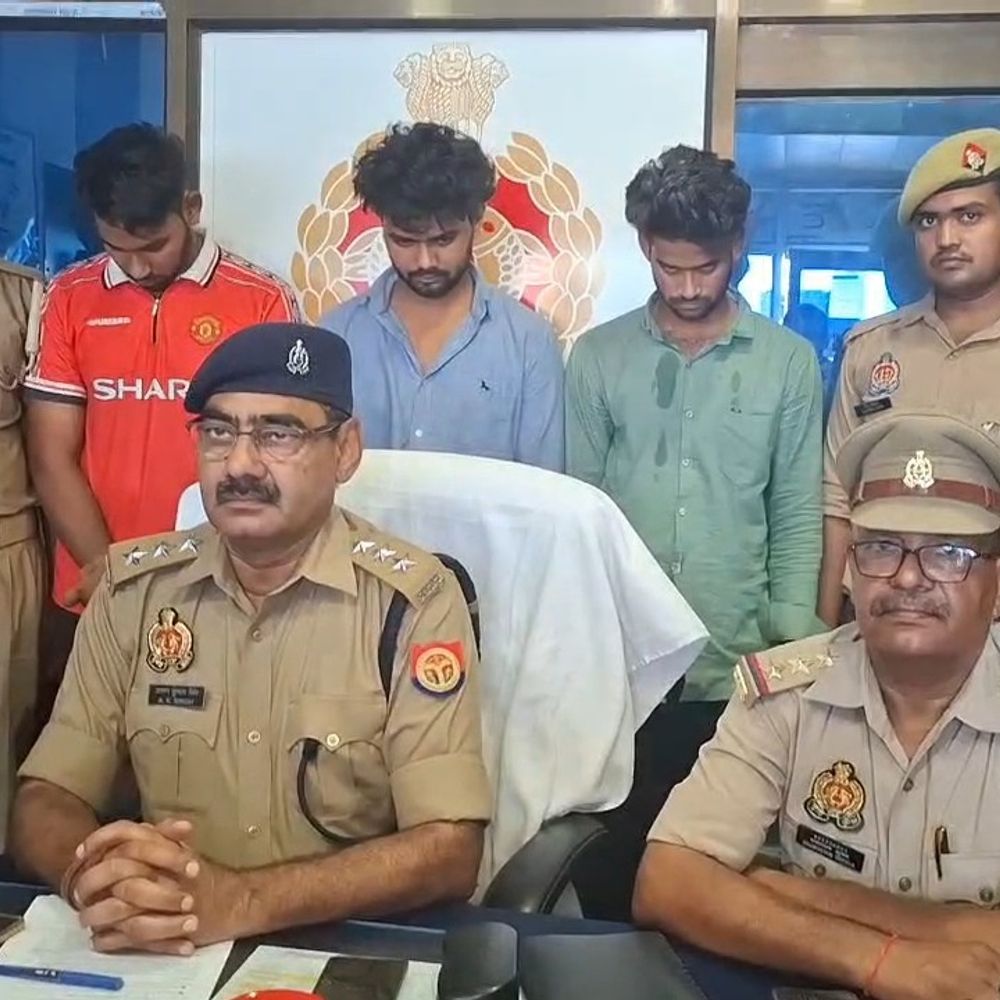 चंदौली में रंगदारी मांगने वाले तीन गिरफ्तार:क्रिकेट के विवाद में घर के बाहर की थी फायरिंग, 50 हजार मांगने का आरोप
