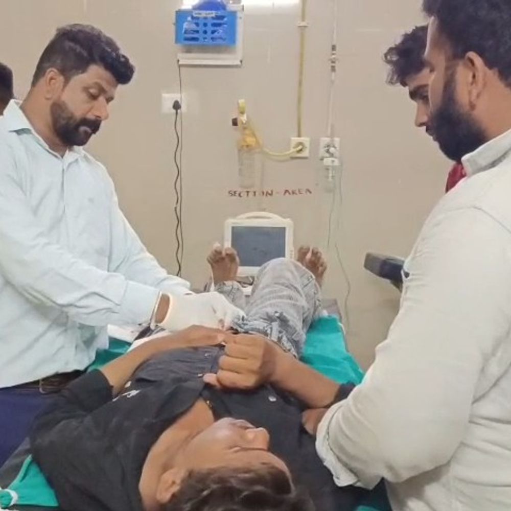 बाइक सवार युवक पर चाकू से किया हमला:  बीच रास्ते में गाड़ी रोककर किया अटैक, चिल्लाने पर भागे बदमाश – Banswara News