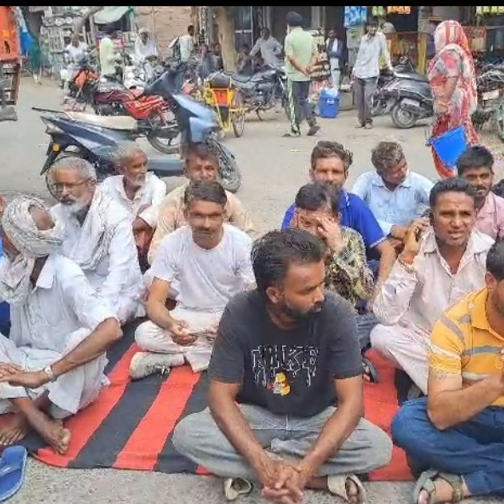 टोहाना में पानी की किल्लत से लोग परेशान:  दमकोरा रोड पर जाम लगाकर जताया विरोध; लोग बोले-कई दिनों से सप्लाई नहीं आ रही – Tohana News