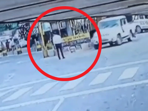 हिमाचल में बोलेरो-कैंपर ने महिला कॉन्स्टेबल को मारी टक्कर, VIDEO:  10 फुट दूर जाकर गिरीं; रिकांगपिओ चौक पर दे रही थीं ड्यूटी – Kinnaur News
