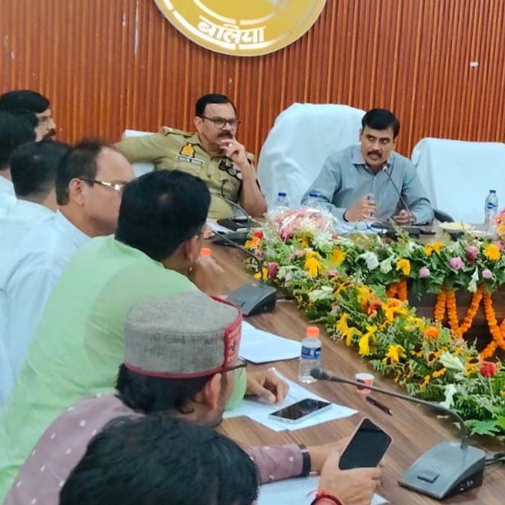 बलिया में डीएम-एसपी ने सराफा व्यापारियों से की अपील:सोने का आयात घटाकर विदेशी मुद्रा बचाने पर जोर दिया
