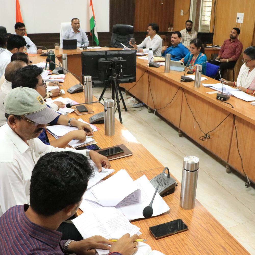 सीएम हेल्पलाइन में सुस्ती पर कलेक्टर सख्त:  शिकायतों का निपटारा नही हुआ, शिकायतकर्ताओं से खुद करेंगे बात – Jhabua News