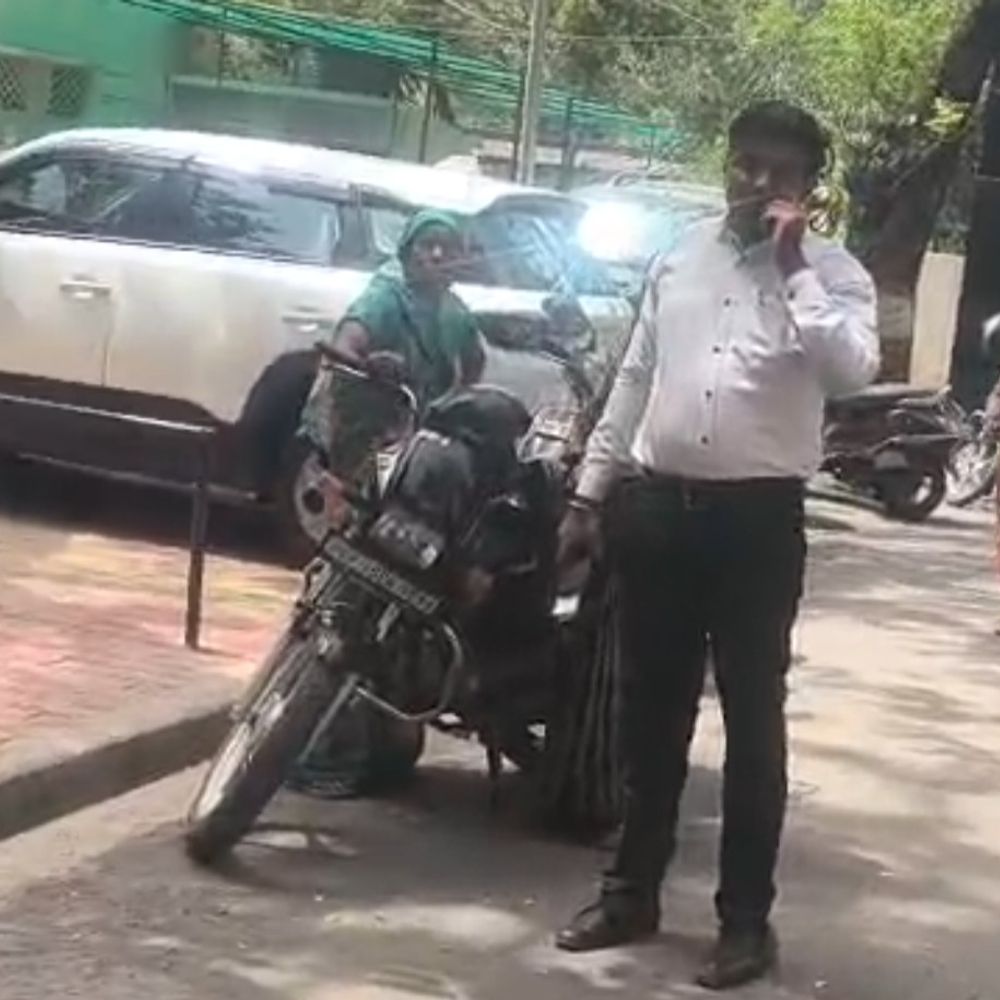 मेरठ में परामर्श केंद्र के बाहर PAC जवान पर हमला:पत्नी पक्ष ने दौड़ा-दौड़ाकर पीटा