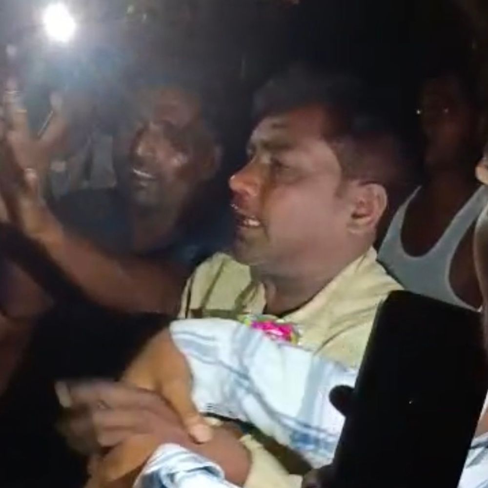 मंदिर से घंटा चोरी के आरोपी को ग्रामीणों ने पीटा:VIDEO आया सामने, कौशांबी पुलिस ने आरोपी को किया गिरफ्तार, जांच जारी