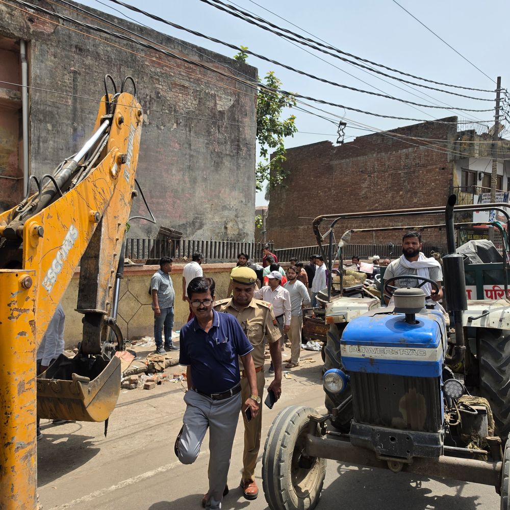 संभल में बुलडोजर चला, सड़कों से अतिक्रमण हटा:दोबारा कब्जा करने पर लगेगा जुर्माना, प्रशासन ने सख्त चेतावनी दी