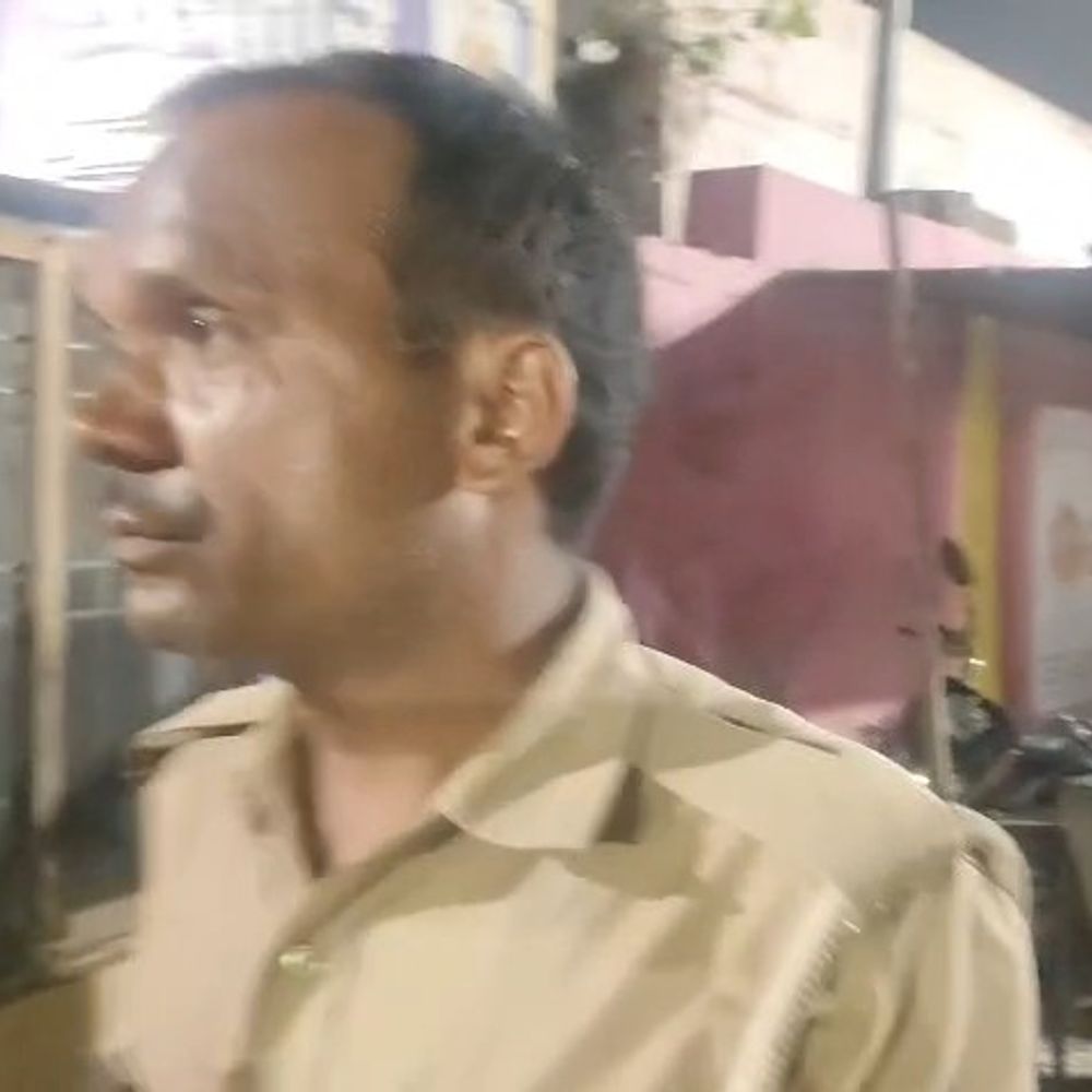 सीतापुर जिला अस्पताल में होमगार्ड पर डंडे से हमला:  गाड़ी खड़ी करने को लेकर विवाद, आरोपी युवक हिरासत में – Sitapur News