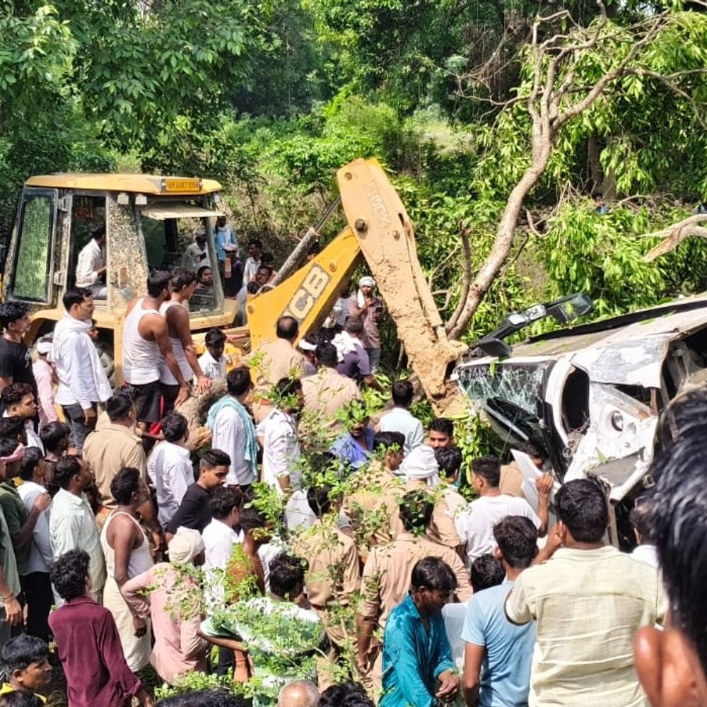 सीतापुर बस हादसे में मृतकों की संख्या 3 हुई:उपचार के दौरान बस चालक की लखनऊ में मौत, 17 घायलो का अस्पताल में इलाज जारी