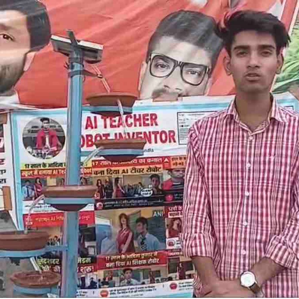 छात्र ने सोलर ऊर्जा से पक्षियों को पानी उपलब्ध कराया:सोलर पैनल को छोटी मोटर से जोड़ा, अपने आप मिट्टी के बर्तनों तक पहुंचता है पानी