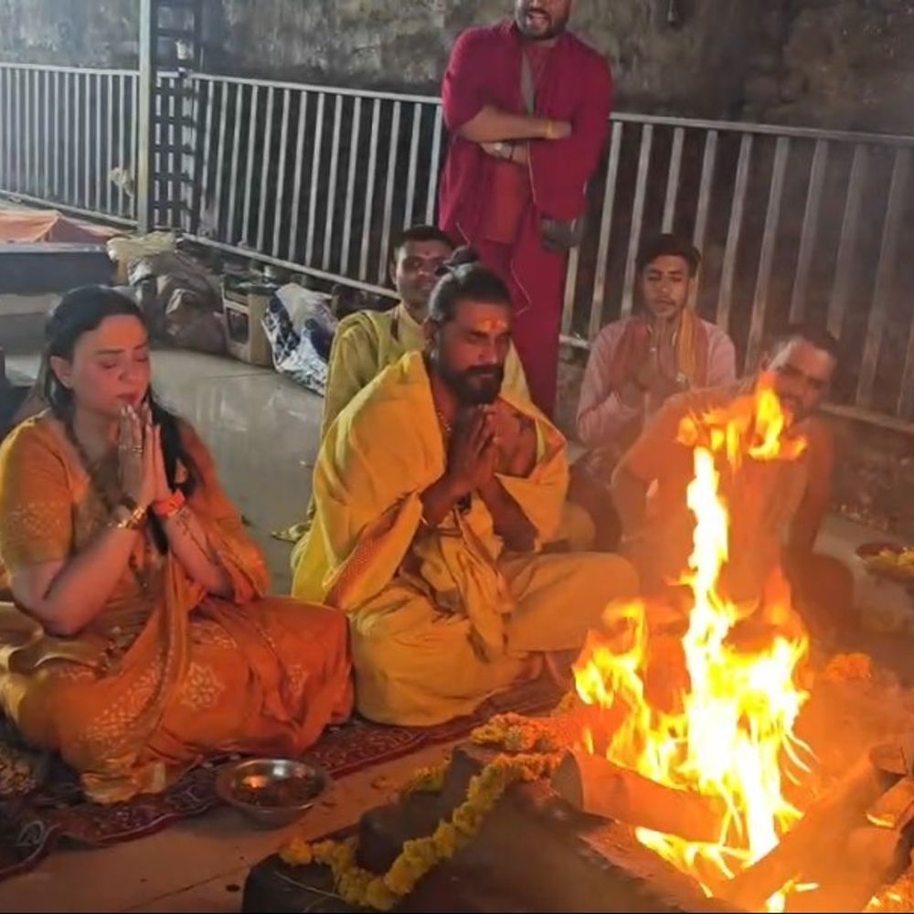 रेमो डिसूजा पत्नी के साथ नलखेड़ा पहुंचे:  फिल्म डायरेक्टर ने किए मां बगलामुखी के किए दर्शन; यज्ञशाला में सपत्नीक हवन किया – Agar Malwa News
