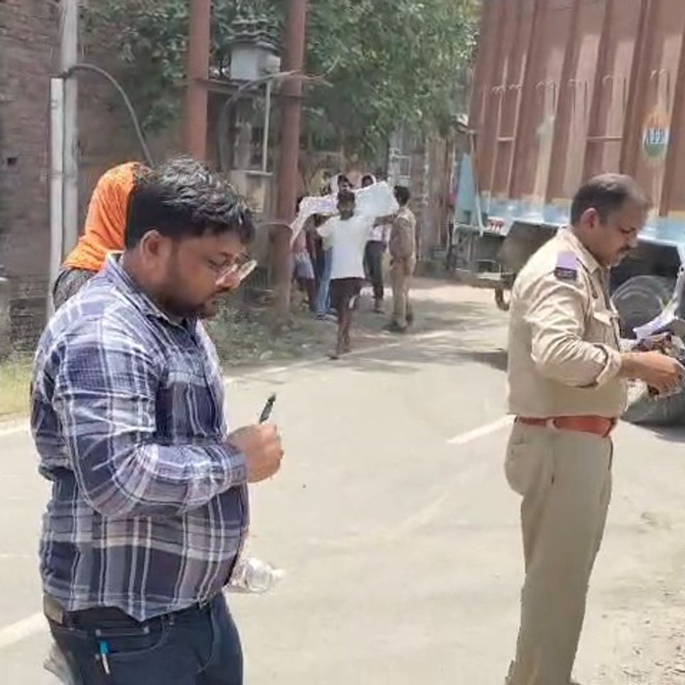 चंदौली में ओवरलोड वाहनों पर कार्रवाई:15 ट्रक सीज, 25 का हुआ चालान; 14.90 लाख राजस्व की उम्मीद