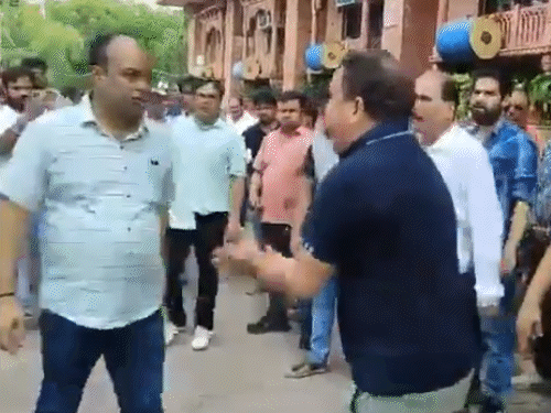 वाराणसी में अपर आयुक्त बनाकर फिर भेजे गए आलोक वर्मा:  एडीएम सिटी से CRO सुल्तानपुर बने थे, होटल मालिक पर सिर से हमले में चर्चा में आए थे अफसर – Varanasi News